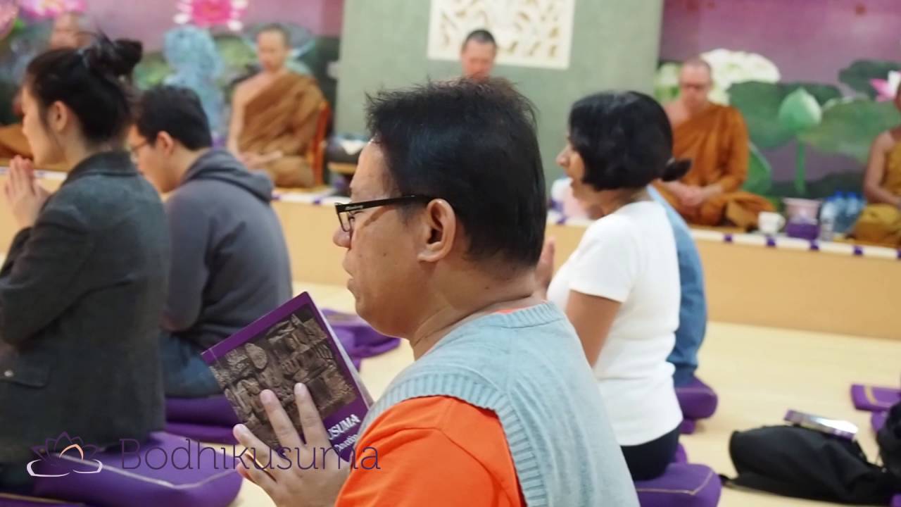 Chanting at Bodhikusuma Centre