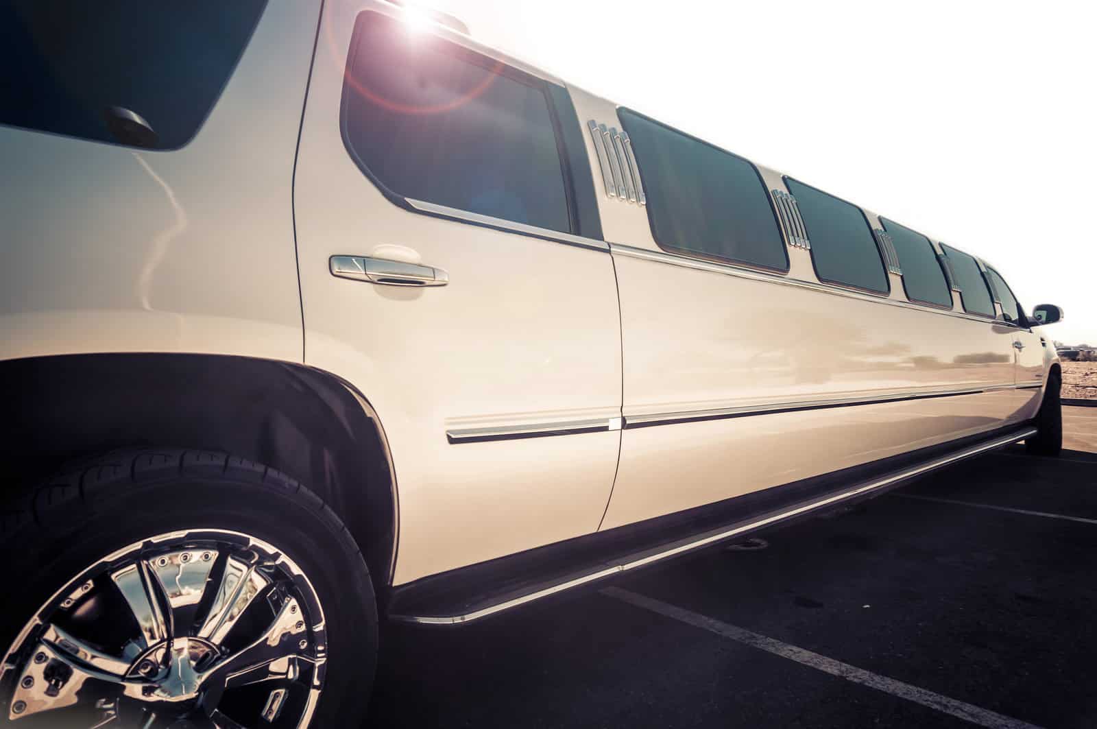 how much does it cost to rent a limo